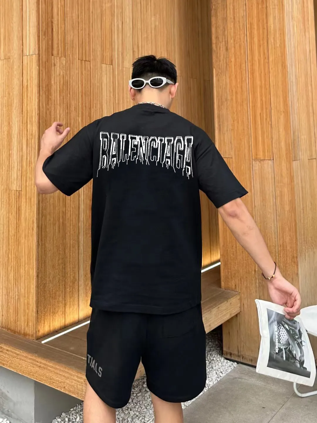 P80✨🔥 [BALENCIAGA] Paris lettering printed short-sleeved T-shirt. Custom-woven and dyed 26-count double yarn 300 grams of heavy fabric. Zero color difference in thread. Perfect details. Differentiate from the current version. Welcome to compare. Same Style for men and women. Must-sell model in the picture above. Color: White Black Size: 1 2 3 4